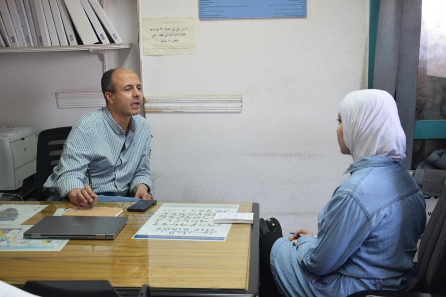 رئيس الإدارة المركزية للتنوع البيولوجى مع محررة الشروق